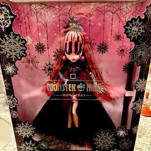 NIB: Monster High Draculaura Howliday
Winter Edition Fashion Girl doll New JPN